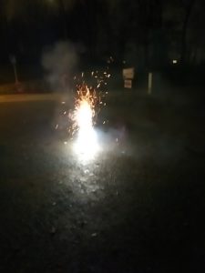 Einzelnes Feuerwerk am Boden