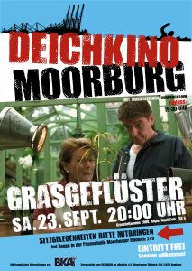 Plakat für das Deichkino am 23.8.23: 1 Frau und ein junger Mann betrachten mit Skepsis eine Graspflanze. Im Hintergrund eine ganze Plantage. "Grasgeflüster". Großbritanien, 2000, Regie Nigel Cole, FSK 6